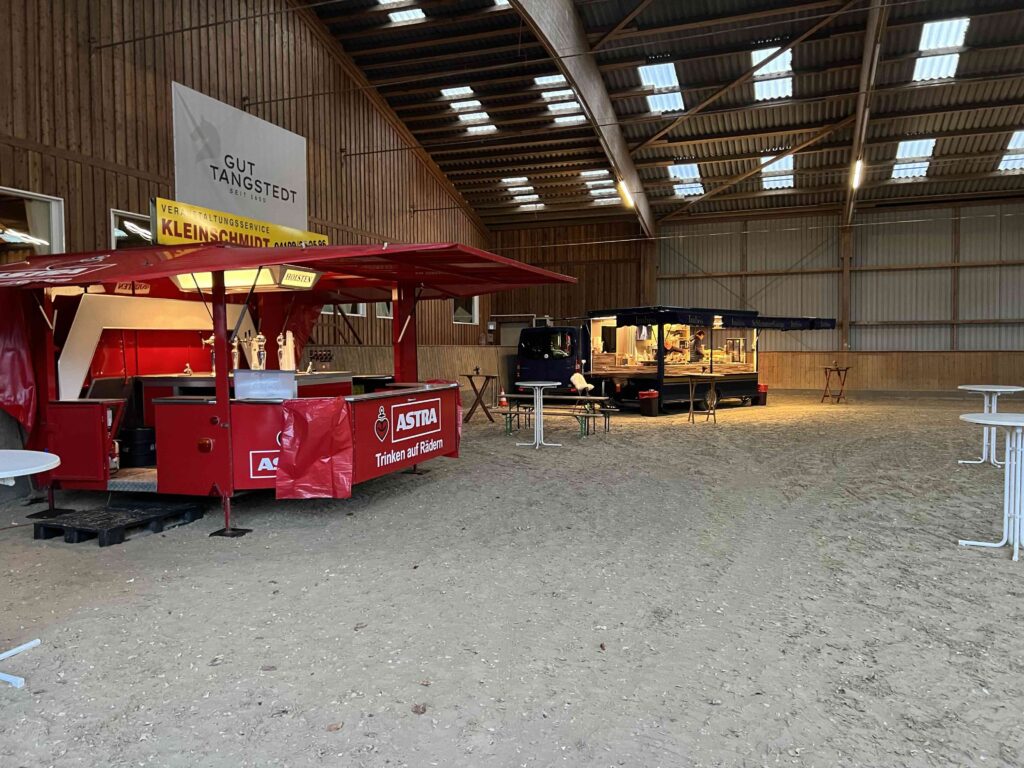 Bierwagen und Imbisswagen in Reithalle von Gut Tangstedt