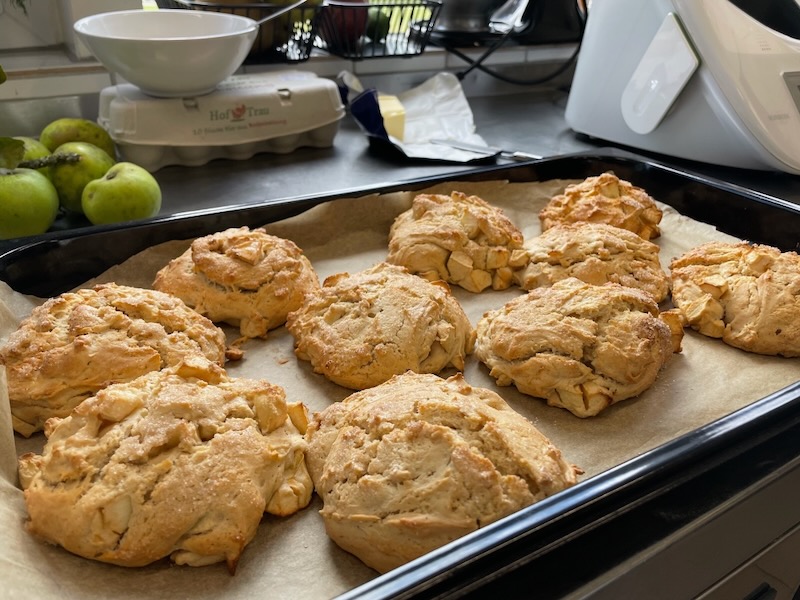 selbstgebackene Apfelbrötchen in der Hofküche Gut Tangstedt