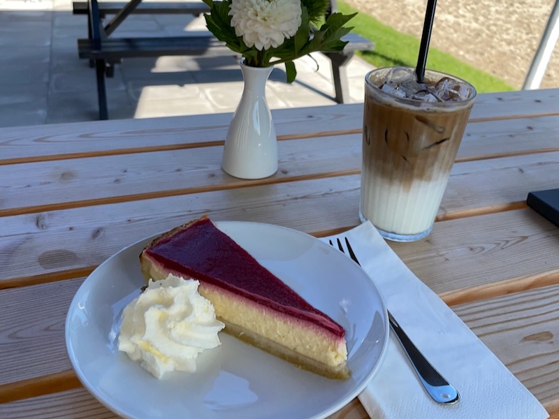 Eiskaffee und Käsekuchen mit Sahne