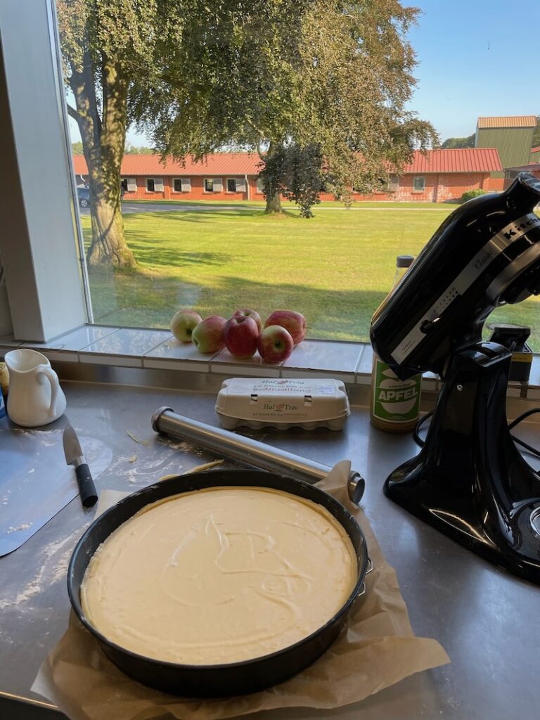 selbst gebackener Käsekuchen in der Hofküche Gut Tangstedt