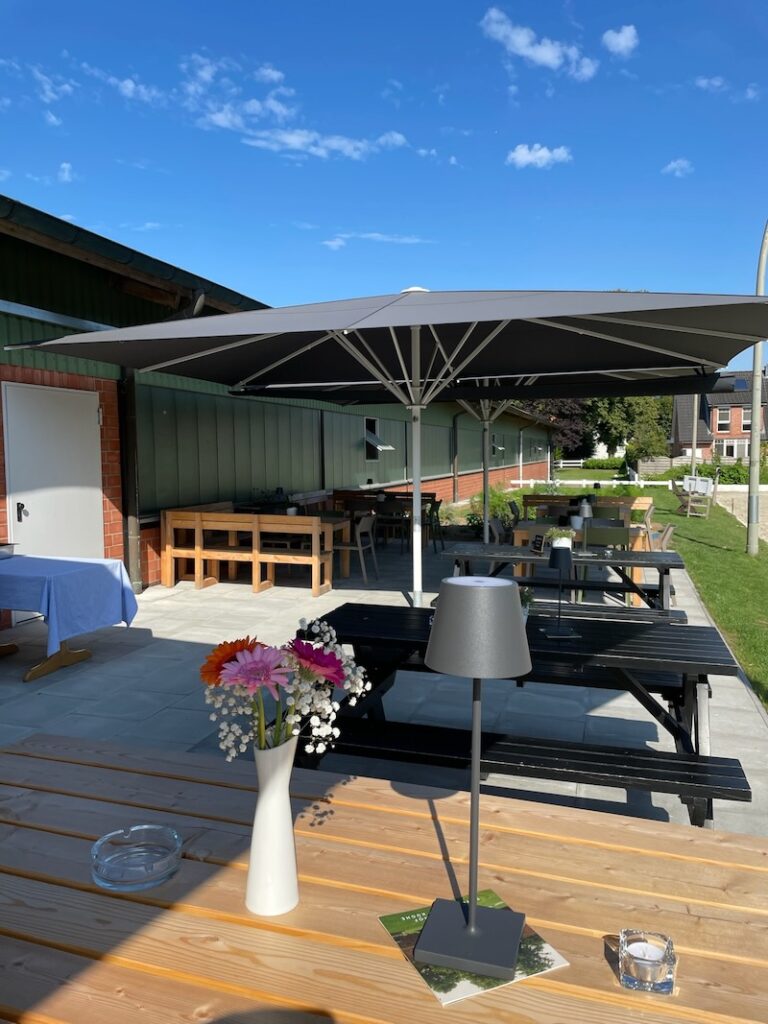 Terrasse der Hofkueche Gut Tangstedt im Spätsommer