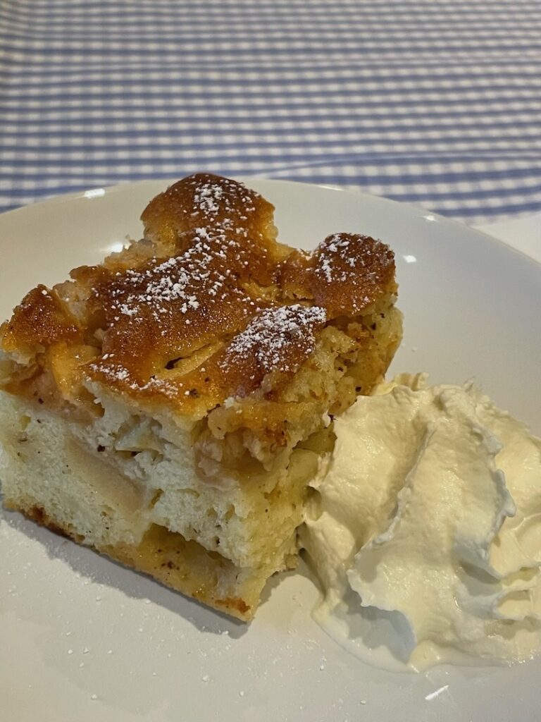 hausgemachter Streuselkuchen Apfel Café Hofküche