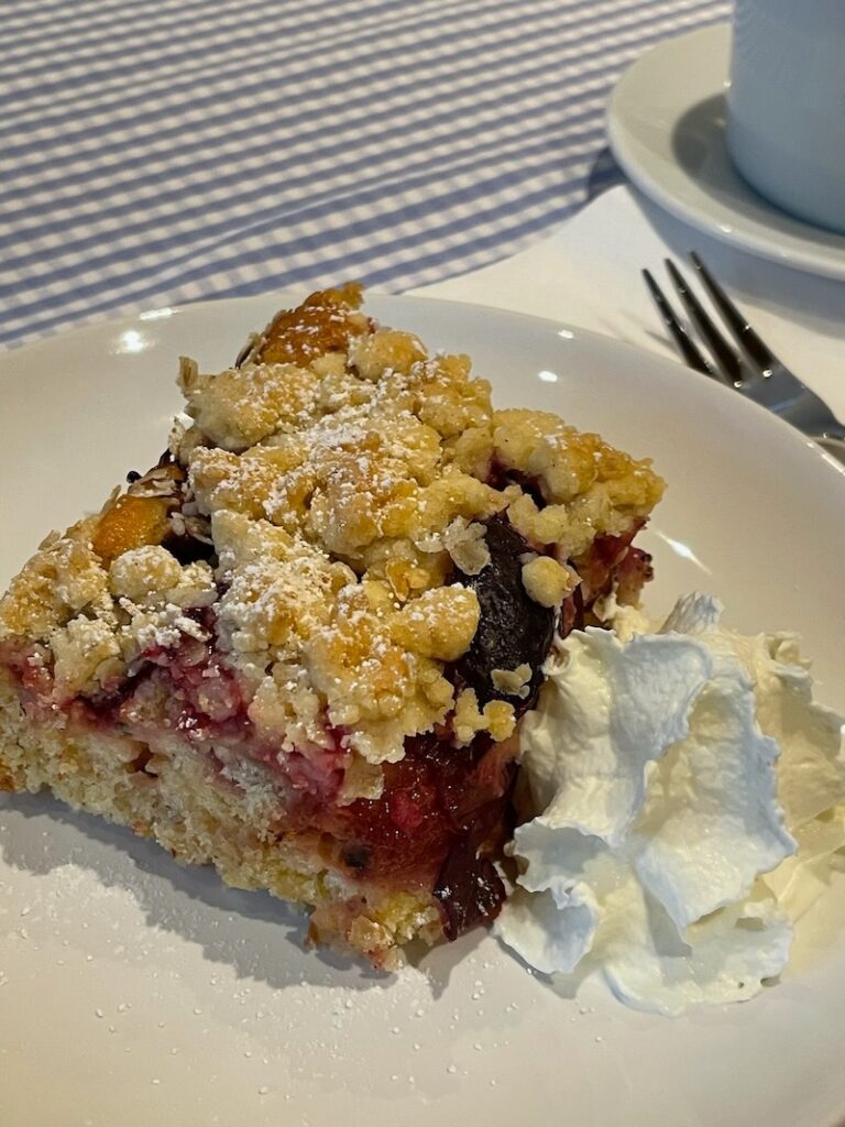 hausgemachter Streuselkuchen Pflaume Café Hofküche