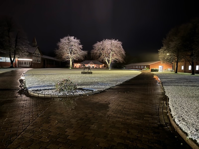 Hofrondell der Reitanlage Gut Tangstedt bei Schneefall