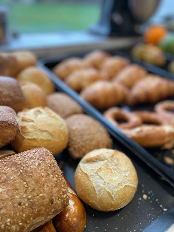 Vorbereitung Brötchen Frühstück Café Hofküche Gut Tangstedt