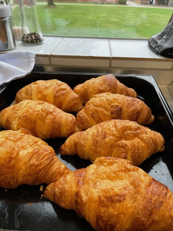 Vorbereitung Croissants Frühstück Café Hofküche Gut Tangstedt