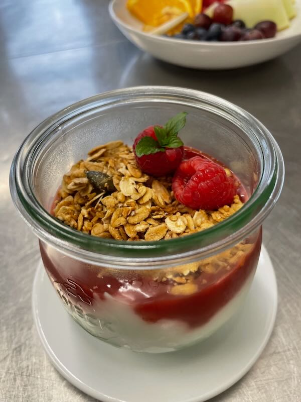 Vorbereitung Joghurt Himbeere Granola Frühstück Café Hofküche Gut Tangstedt