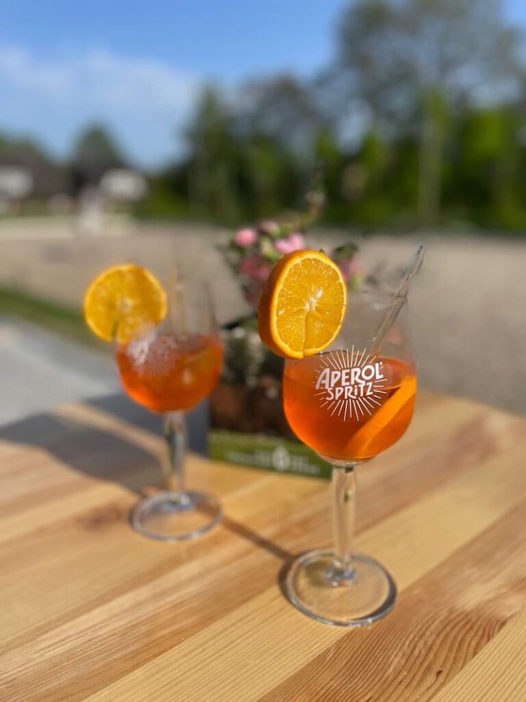 Aperol Spritz auf der Terrasse der Hofküche in Tangstedt