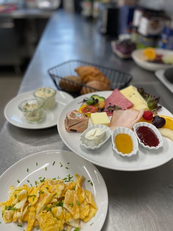 Vorbereitung großes Frühstück Café Hofküche Gut Tangstedt