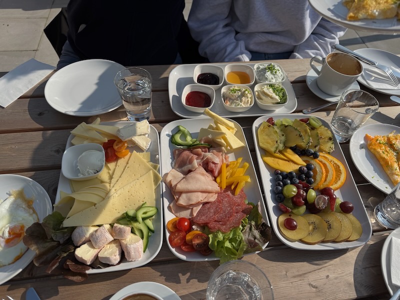 Familienfrühstück gedeckter Tisch Terrasse Hofküche